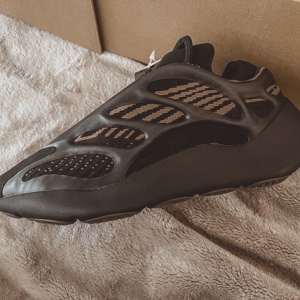 NEVER WORN 700 YEEZYS